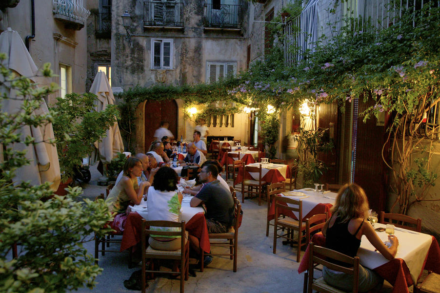 Mat og vinopplevelser er veldig viktig for 9 av 10, når vi reiser på ferie Foto: NTB/TUI