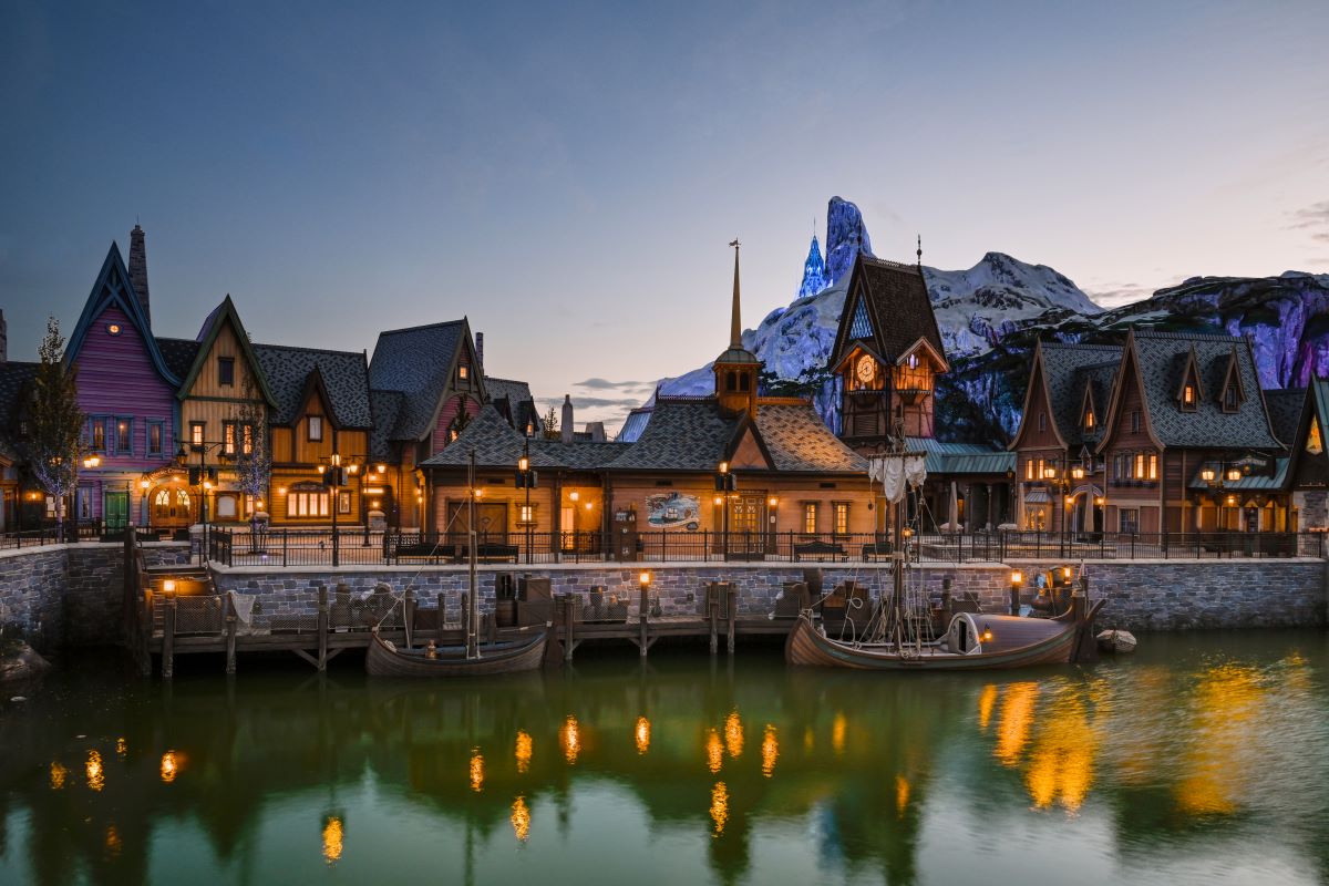 The World of Frozen med et 36 meter høye Nordfjellet i bakgrunnen. Foto @Disney