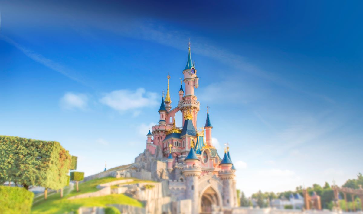 Torneroseslottet i Paris med lekre arkitekturdetaljer. Foto: Disney