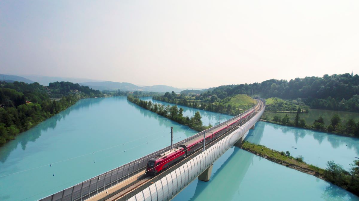 Østerrike har flere tog som kjører opptil 250 km/t. Foto: OEBB